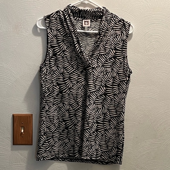 Anne Klein Women’s Sleeveless V-Neck Top. Size Medium. - Picture 1 of 3